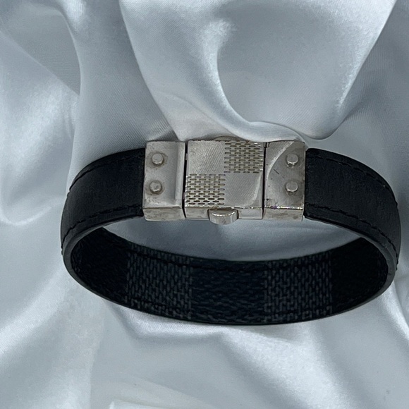 NEW ARRIVAL UNISEX LOUIS VUITTON Damier Graphite Check It Reversible Bracelet - Picture 5 of 6